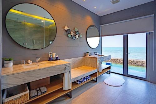 Vannas istaba naktsmītnē ASTON Anyer Beach Hotel