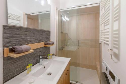 a bathroom with a sink and a shower at Logement de charme - Saint Pierre - Cœur historique Bordeaux in Bordeaux