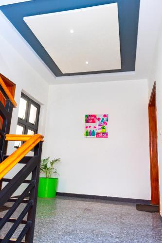 a room with white walls and a ceiling at IMOLEASE Kouessi Menontin in Cotonou