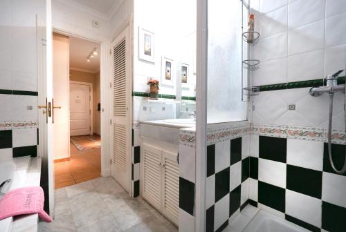 Ein Badezimmer in der Unterkunft La Buganvilla de Marbella