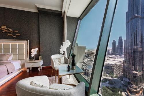 een slaapkamer met uitzicht op de stad bij FIRST CLASS 3BR with full BURJ KHALIFA and FOUNTAIN VIEW in Dubai