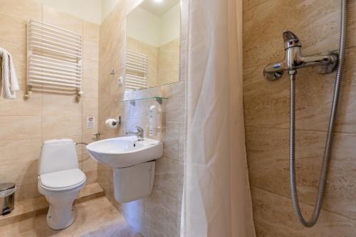 Ein Badezimmer in der Unterkunft Kamienica Szefferów 1848 r.