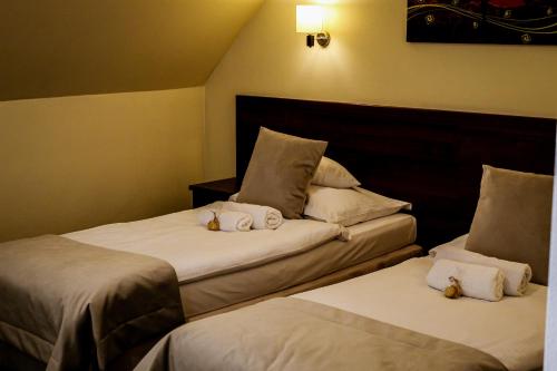Łóżko lub łóżka w pokoju w obiekcie Hotel Rycerski