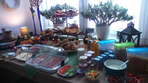 Pension Haus All Seasons في وينتربرغ: طاولة عليها طعام وغيرها من الأطعمة