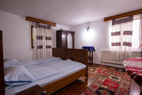 Postel nebo postele na pokoji v ubytování Surasul Muntelui