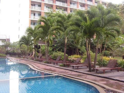 Изглед към басейн в Hatyai Paradise Hotel & Resort или наблизо