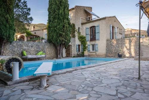une maison avec piscine devant un immeuble dans l'établissement Comfortable Apartment Nyons Private Garden, Wellness, à Nyons