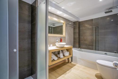 Ett badrum på Hotel Simbad Ibiza