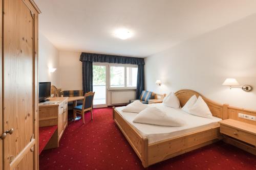pokój hotelowy z łóżkiem, biurkiem i komputerem w obiekcie Park Hotel Villa Etschland w mieście Plaus