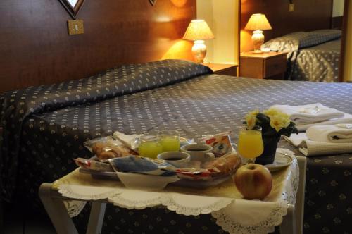 una bandeja de comida en una mesa en una habitación de hotel en Hotel Farini en Roma