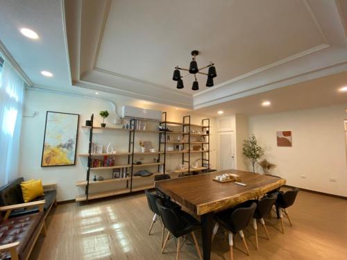 Un comedor con mesa y sillas de madera. en The Chambers, en Tainan
