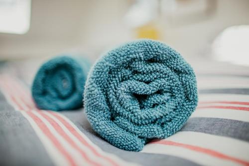 een rol van blauw garen zittend op een deken bij Anchor Cottage Noss Mayo in Plymouth