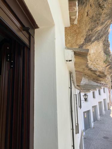 Gambar di galeri bagi Casa Cueva Un Rincón en la Roca di Setenil