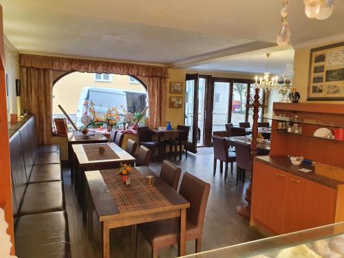 a restaurant with tables and chairs and a dining room at Hotel Zur Traube in Freyburg