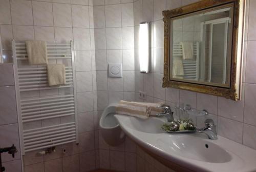 a bathroom with a sink and a mirror at Uhlerhof in Stumm
