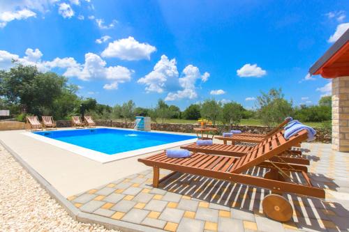 Pool Villa Miljevci Brištane – Photos 2