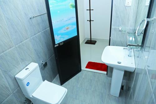 Emerald Guest House في كاتاراغاما: حمام به مرحاض أبيض ومغسلة