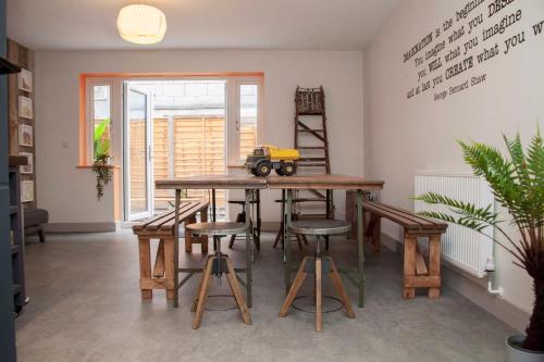 una mesa con un tractor de juguete sentado encima en higgihaus #3a 4 Bed Monday - Friday Whole House en Bristol