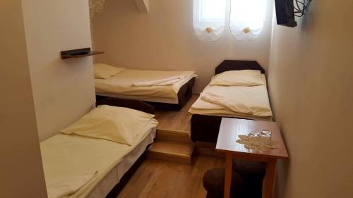 Ένα ή περισσότερα κρεβάτια σε δωμάτιο στο Gościniec w Dolinie