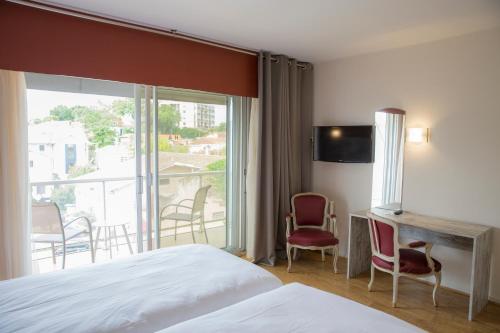 Arc Hôtel Sur Merにあるテレビまたはエンターテインメントセンター