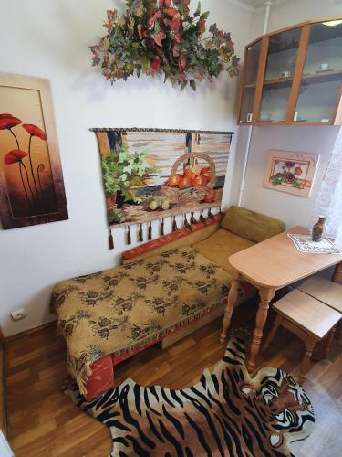 een woonkamer met een tafel en een zebratapijt bij House Hotel Apartments 2 in Rivne
