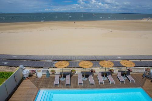 アルカションにあるArc Hôtel Sur Merのリゾートのバルコニーからビーチの景色を望めます。