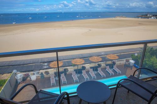 アルカションにあるArc Hôtel Sur Merのリゾートのバルコニーからビーチの景色を望めます。