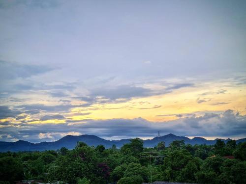 a view of the mountains with a cloudy sky at LeMae Residence เลอเม เรสซิเดนซ์ อำเภอเขาย้อย เพชรบุรี in Ban Huai Krathaek