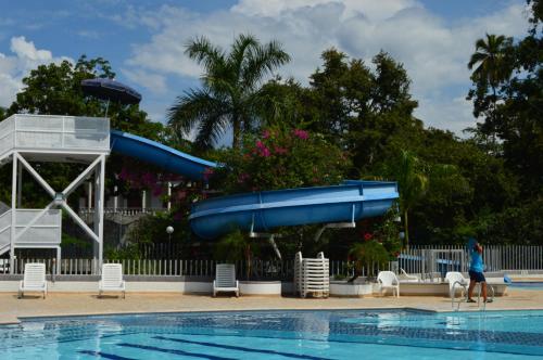 Bazén v ubytování Apartasol Santa Fe de Antioquia nebo v jeho okolí