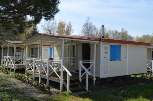a white mobile home with a red roof at Club del Sole Vigna sul Mar Family Collection in Lido di Pomposa