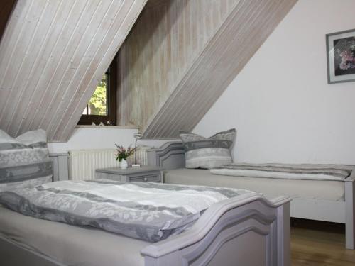 two beds in a room with a attic at Zu den grauen Ziegenböcken in Serba