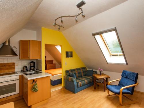 eine Küche und ein Wohnzimmer mit einem Sofa in der Unterkunft Ferienwohnung Letsch in Burg