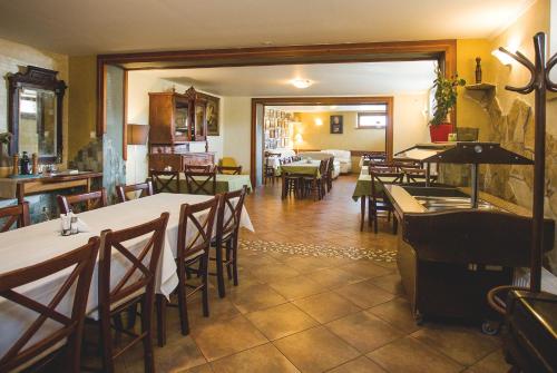 Reštaurácia alebo iné gastronomické zariadenie v ubytovaní Penzion Trattoria