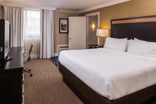 Katil atau katil-katil dalam bilik di Doubletree By Hilton Concord Downtown