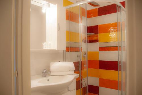 a bathroom with a sink and a shower at Sorrento Comfort Rooms con piscina in Sorrento