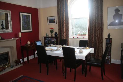 comedor con mesa, sillas y ventana en The Old Station House en Matlock
