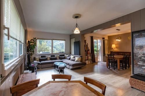 un salon avec un canapé et une table dans l'établissement Grand Yatou - 8 pers, RDC, tout confort - Parking, jardin & Wifi, à Cauterets