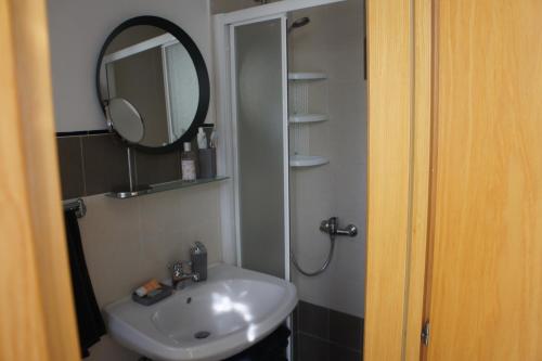 bagno con lavandino e specchio di Casa Vacanze Ada a Ragusa