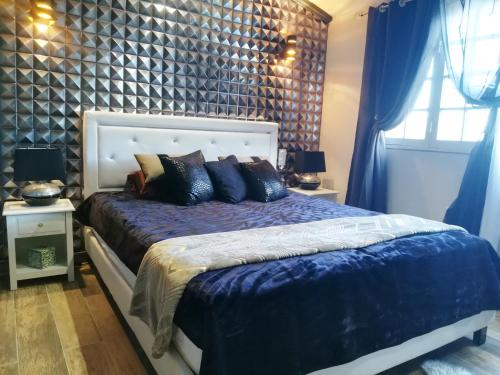 Schlafzimmer mit einem Kingsize-Bett und blauer Bettwäsche in der Unterkunft Terra Rossa- clim- pieds dans l'eau in Conca