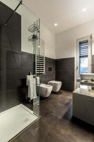 a bathroom with a glass shower and a tub and a sink at Villa San Francesco - Teloni in Assisi