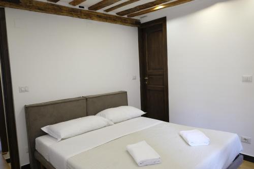 um quarto com duas almofadas brancas numa cama em H2omeMatteotti em Gênova