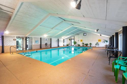 una grande piscina coperta in un edificio di Crown Resorts at Lake Tansi West a Crossville