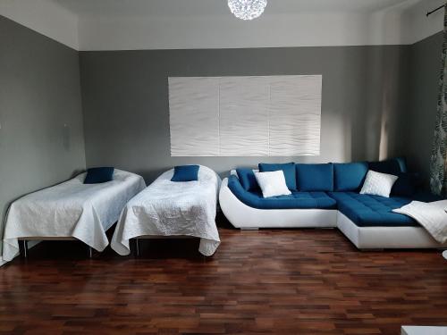 uma sala de estar com um sofá e 2 camas em Go Happy Home Vilhonkatu 9. Stylish home in the heart of the city centrer em Helsinque