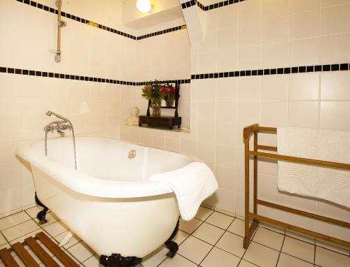 A bathroom at Montpellier de Tulbagh