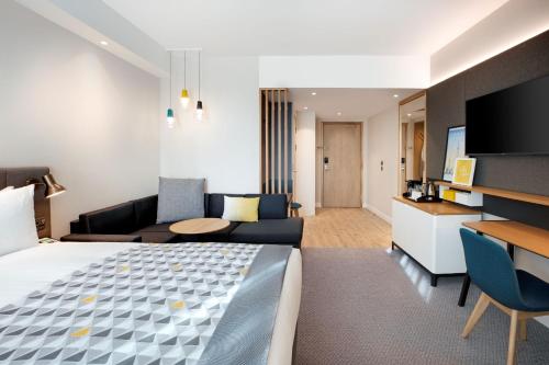 Televisyen dan/atau pusat hiburan di Holiday Inn London Heathrow - Bath Road by IHG