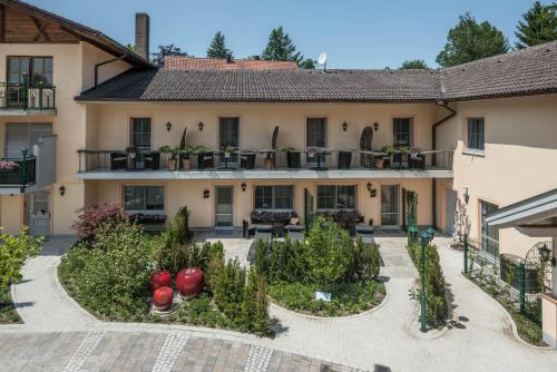 an exterior view of a house with a garden at Hotel Mutz Garni in Inning am Ammersee