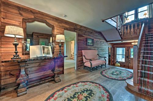 - un salon avec un miroir et une chaise dans l'établissement Charming Historic Family Home with Mountain Views!, à Blowing Rock