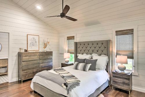 Blue Ridge Cottage Modern Solace in the Mountains tesisinde bir odada yatak veya yataklar