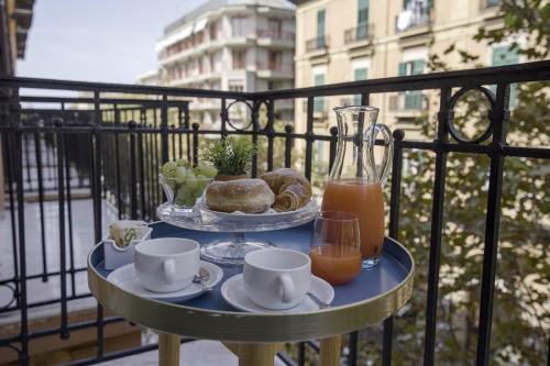 una bandeja de comida en una mesa en un balcón en La Chambre, en Nápoles