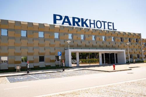 a parking lot in front of a park hotel at Park Hotel Porto Aeroporto in Maia